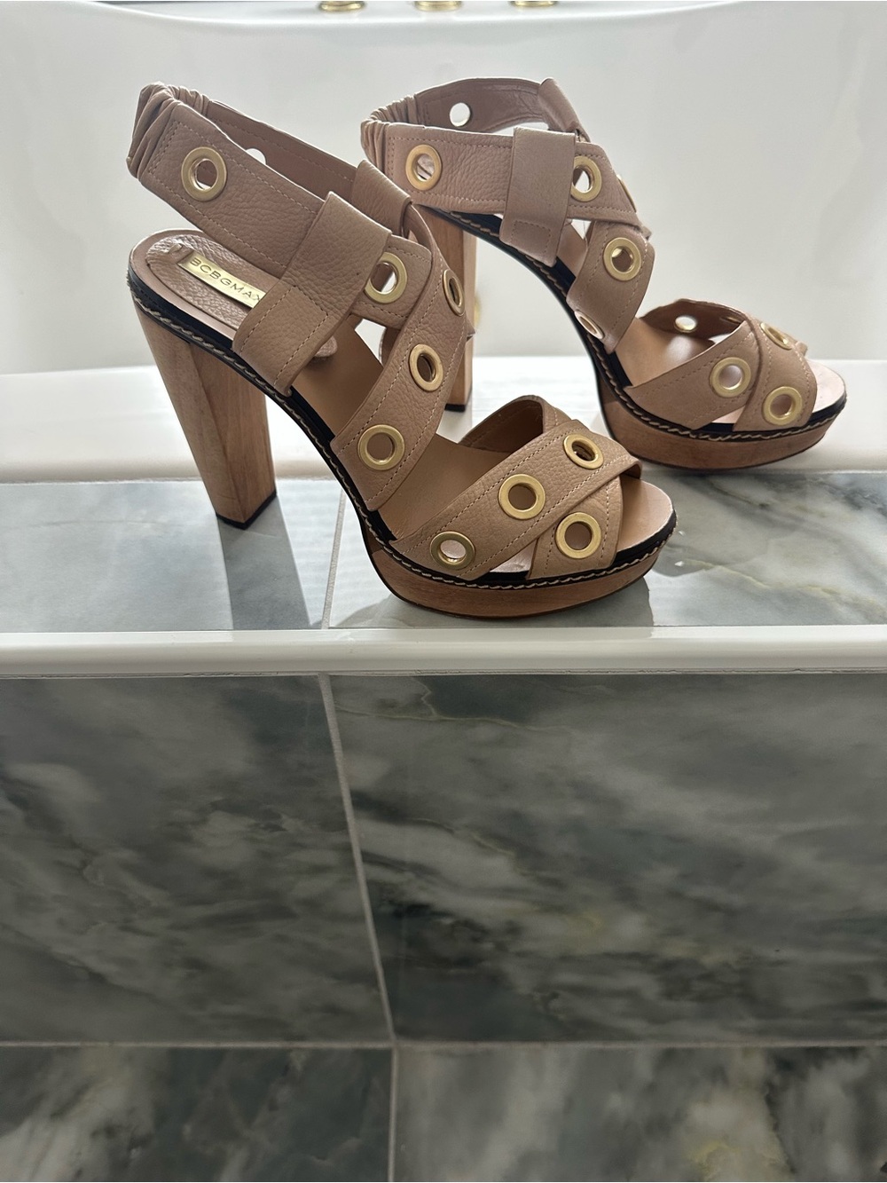 BCBG MAXAZRIA, 4in wooden, platform sandal!